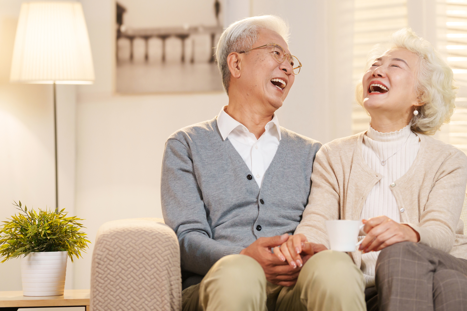 1729217273543194.jpg 千庫網(wǎng)_幸福的老年夫婦坐在沙發(fā)上聊天_攝影圖編號(hào)20025218.jpg