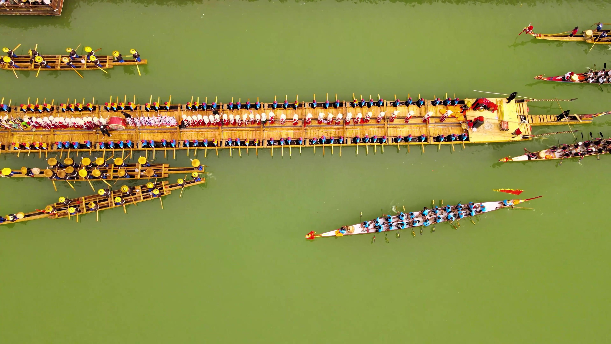 千庫網_端午節(jié)端午賽龍舟傳統(tǒng)節(jié)日最長獨木龍舟游江航拍實拍_攝影圖編號20705153.jpg